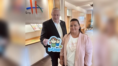 Bürgermeister Daniel Hartmann und Nadine Nolte von der Stabstelle Familie der Stadt Höxter präsentieren im Bürgerbüro Höxter das Notinselschild. Ein sichtbares Zeichen für mehr Sicherheit und Hilfe für Kinder im Alltag. (Foto: Stadt Höxter)