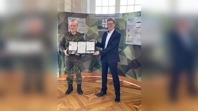 (V.l.) Brigadegeneral von Roeder, Bürgermeister Danny Sutor. (Foto: Stadt Grebenstein)
