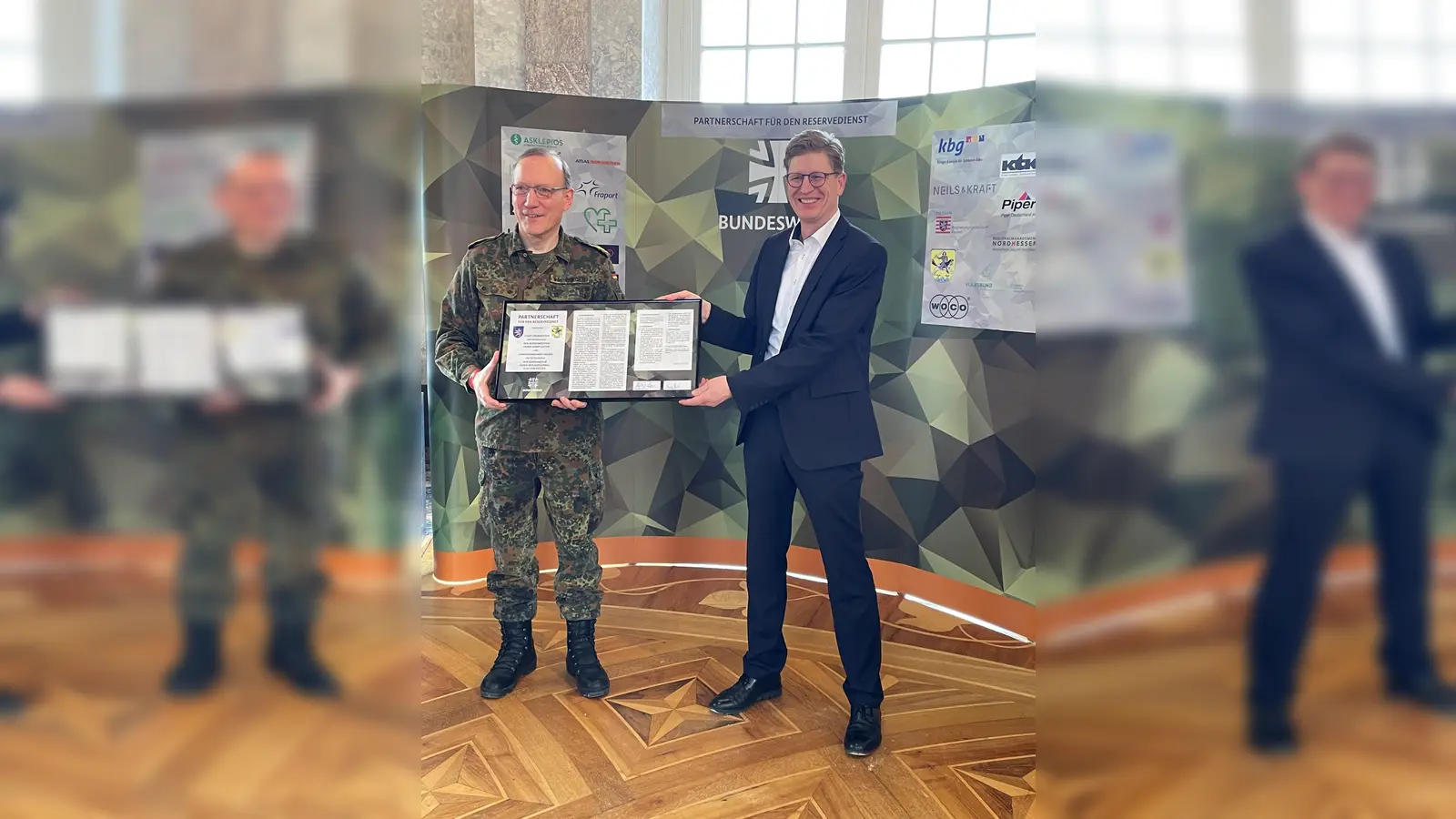 (V.l.) Brigadegeneral von Roeder, Bürgermeister Danny Sutor. (Foto: Stadt Grebenstein)