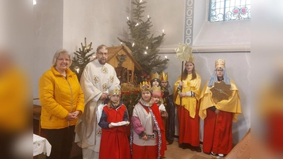 Freuten sich über die gelungene Sternsinger-Aktion (v.l.): Sabine, Pastor Weskamp, Lara, Mira, Marie, dahinter Henry, Josua, Leonie und Lasse. (Foto: privat)