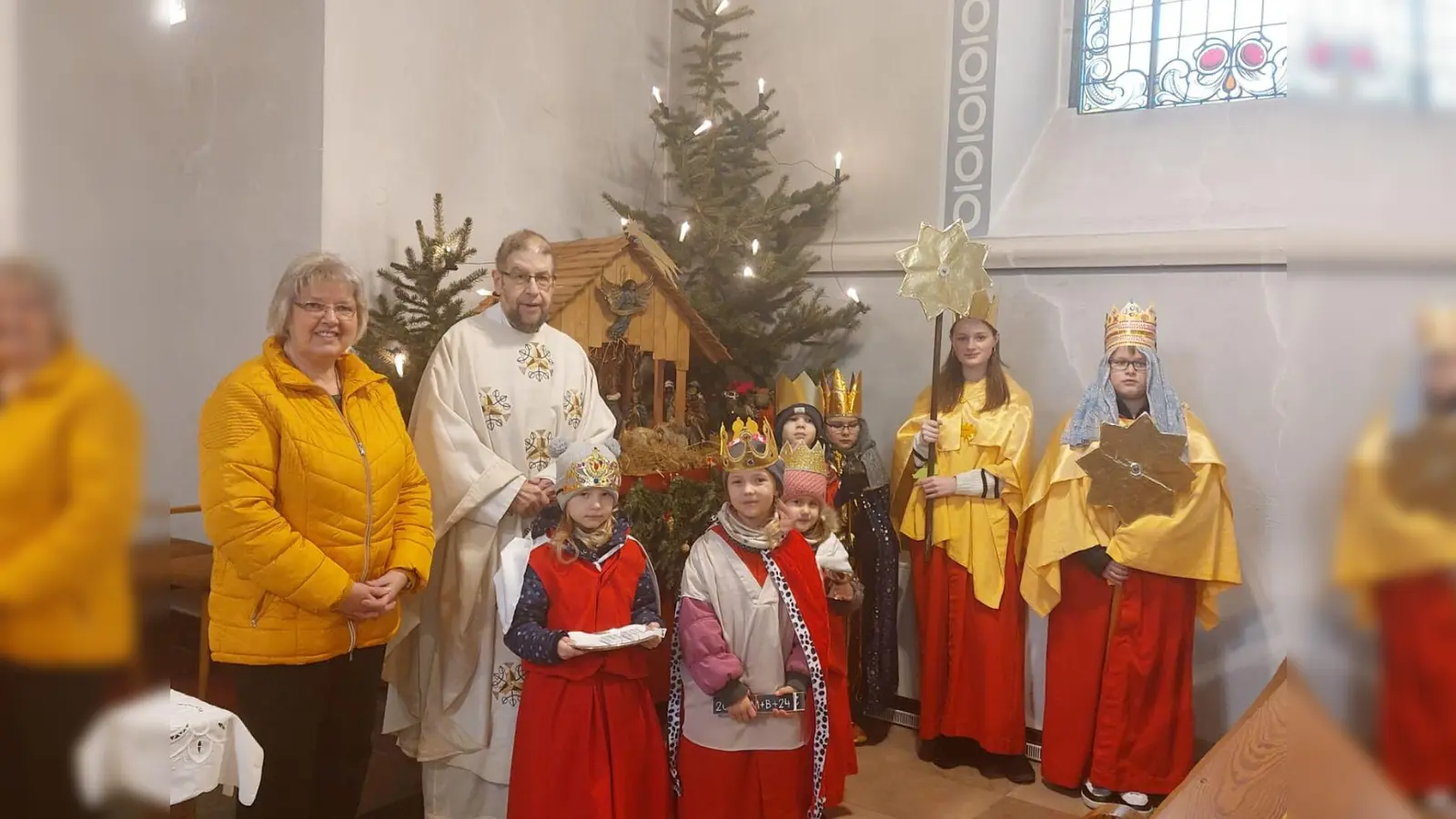 Freuten sich über die gelungene Sternsinger-Aktion (v.l.): Sabine, Pastor Weskamp, Lara, Mira, Marie, dahinter Henry, Josua, Leonie und Lasse. (Foto: privat)