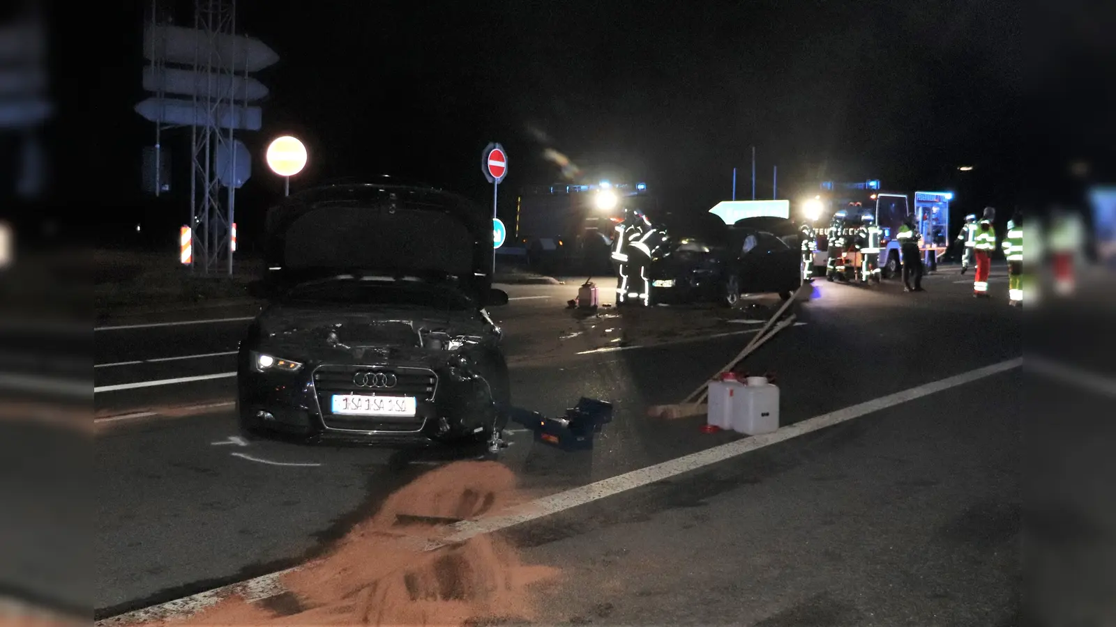 Beide Audi mussten abgeschleppt werden. (Foto: Polizei Kreis Höxter)