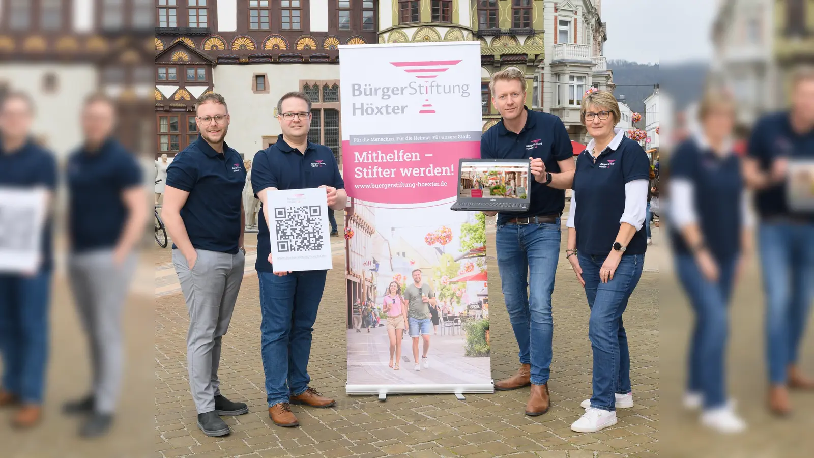 Präsentieren die neue Homepage im neuen Design (v.r.): Vorstand der Bürgerstiftung Höxter Claudia Pelz-Weskamp, Markus Finger, Christoph Missing und Stefan Borgolte. (Foto: Sascha Kamp)