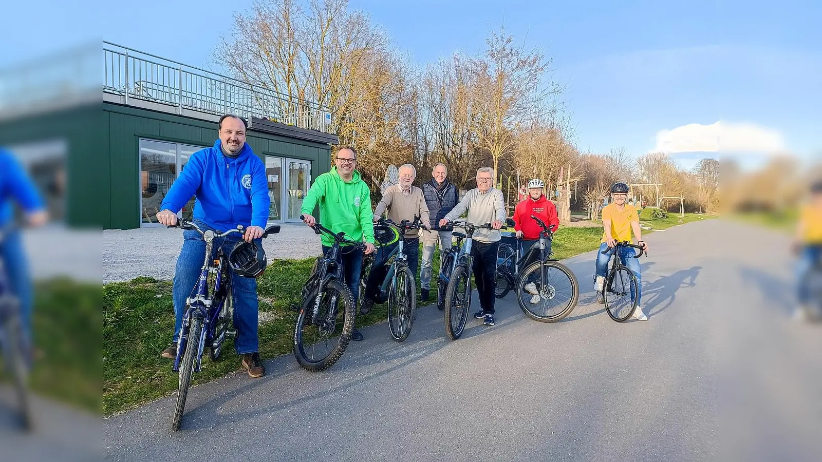 Huxarium-Förderverein und Schützen laden zur großen Sternradtour durch Höxter: Sascha Stankowski (v.l.), Jens Beineke, Hubertus Ahrens, Arnd Mathias, Dietmar Beineke, Tizian Fiege und Maximilian Kleffmann wollen gemeinsam mit möglichst vielen Leuten am 26. April alle 12 Ortsteile ansteuern. (Foto: Huxarium Gartenpark Höxter)