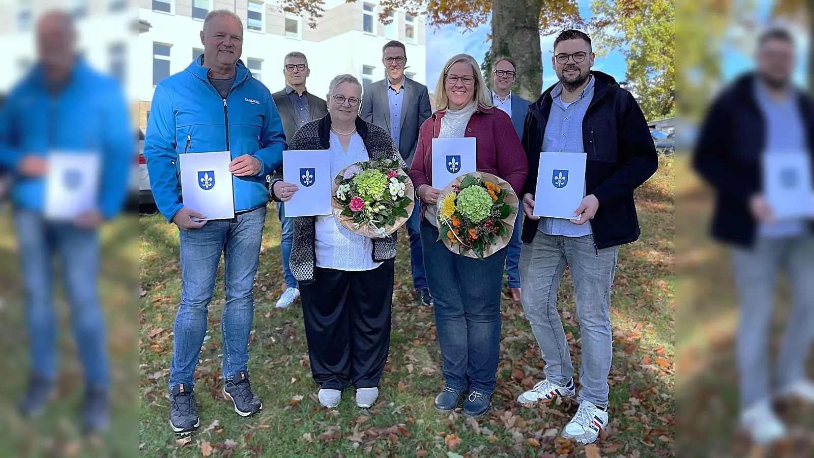 Ein gemeinsamer Rückblick auf vergangene Jahrzehnte im Dienst für die Hansestadt Warburg und die Stadtwerke Warburg: Michael Haeuser (vorne, von links) Birgit Mantel, Mareike Huschen und Markus Weiße freuen sich über die Glückwünsche von (hinten von links) Rüdiger Wiemers (Fachbereichsleiter FB I - Zentraler Service), dem ersten Beigeordneten Andreas Niggemeyer sowie Leander Sasse (Geschäftsführer Stadtwerke und KUW). (Foto: Stadt Warburg)