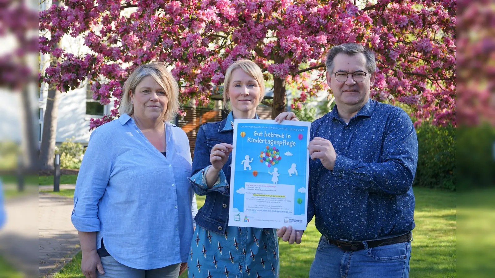 Werben für die Kindertagespflege: Christina Westermeier (links) und Stephanie Werk-Ferber von der Fachberatung Kindertagespflege des Kreises Höxter sowie Christian Rodemeyer, Leiter der Abteilung Kinder, Jugend und Familie. (Foto: Kreis Höxter)