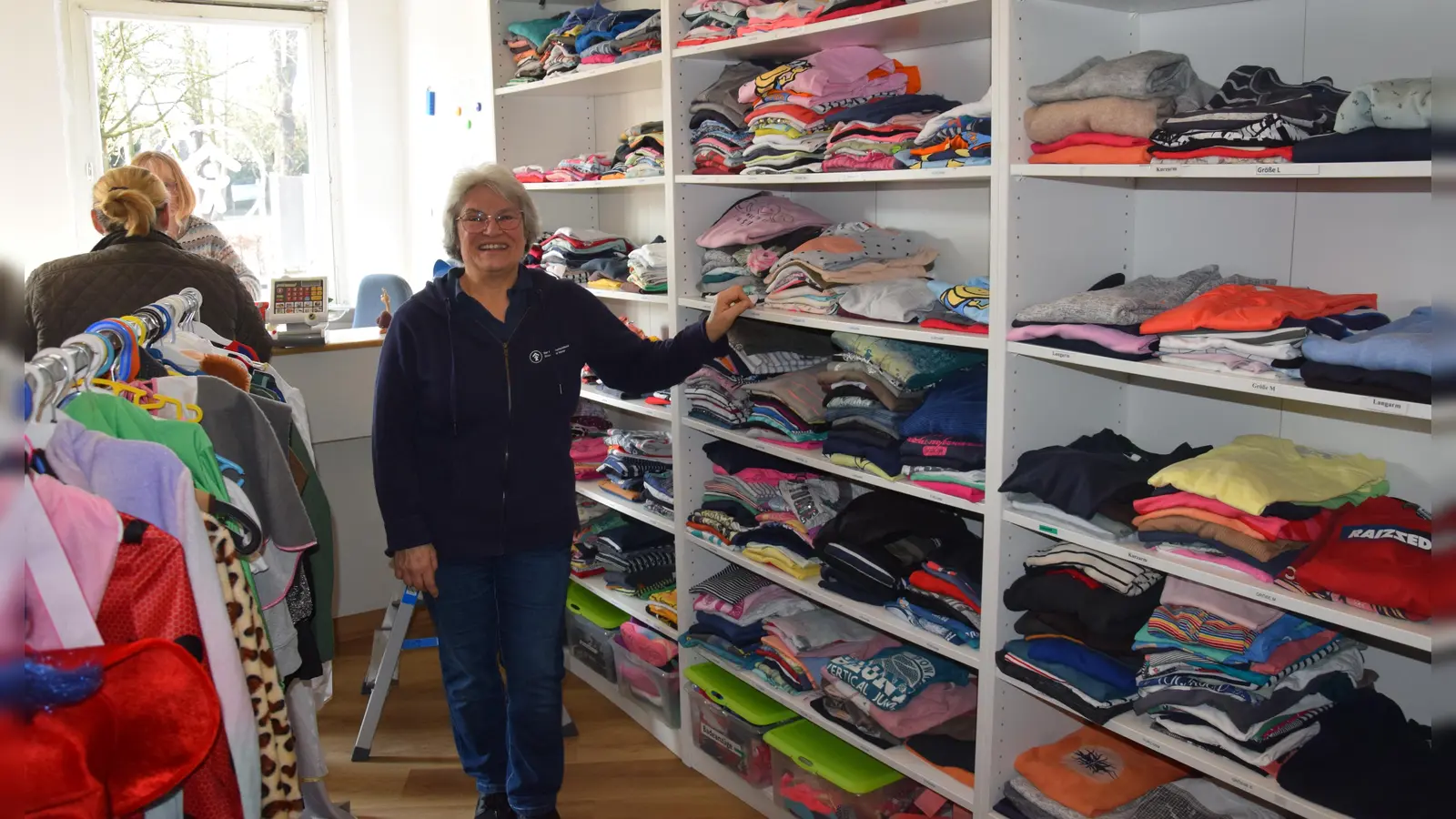 Birgit Willert vom Kinderschutzbund leitet das Kleiderstübchen und kümmert sich mit einem Team von insgesamt sieben Leuten darum, dass jeder Besucher findet, was er sucht. (Foto: Marc Otto)