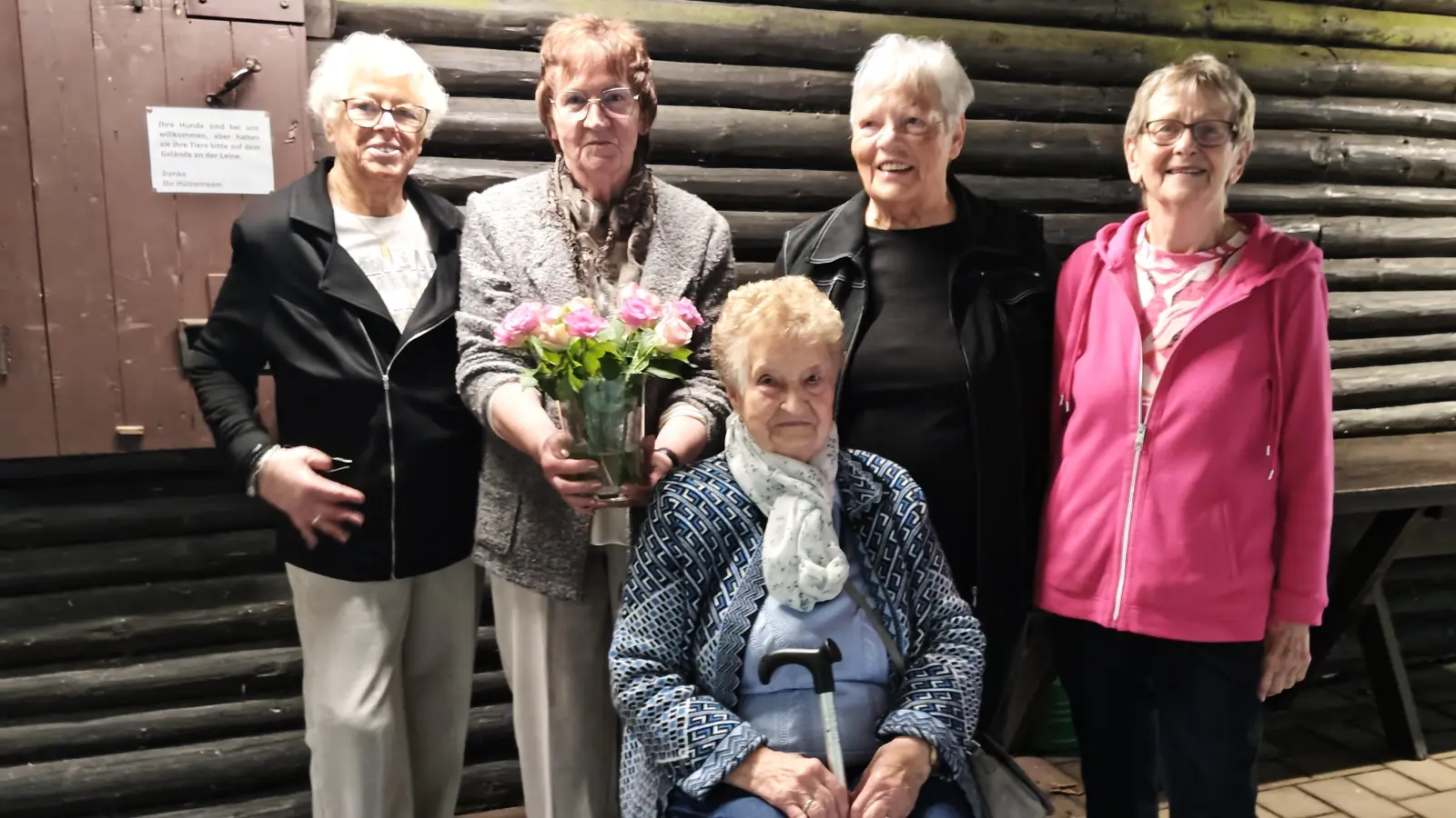 Engagiertes Team (v. l.): Hiltrud Finz, Magdalena Slembeck, Erika Schnappinger und Renate Mügge. Vorn sitzend Hedwig Schöttler vom Team vor 50 Jahren. (Foto: Doris Dietrich)