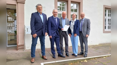 Kämmerer Frank Filmar, Jürgen Schwanitz (Projektleiter gpaNRW), Bürgermeister Hubertus Grimm, Okka Dini Lüke (Prüferin gpaNRW) und Michael Elsken (Präsident der gpaNRW) (Foto: Stadt Beverungen)