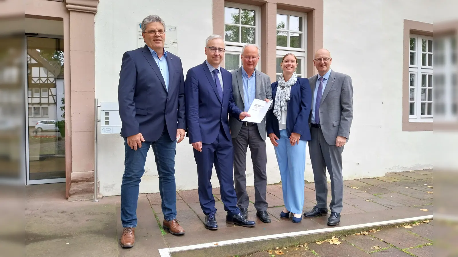 Kämmerer Frank Filmar, Jürgen Schwanitz (Projektleiter gpaNRW), Bürgermeister Hubertus Grimm, Okka Dini Lüke (Prüferin gpaNRW) und Michael Elsken (Präsident der gpaNRW) (Foto: Stadt Beverungen)