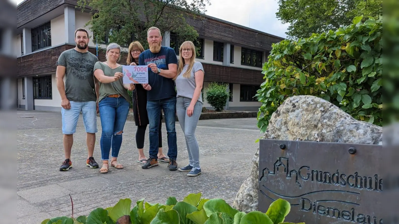 (v.l.) Daniel Märten (Orga-Team), Vanessa Radtke, Yvonne Luleich (Vorstand des Fördervereins der Grundschule Trendelburg) Jörn Maier, Jana Berger, (jeweils Orga-Team). (Foto: privat)