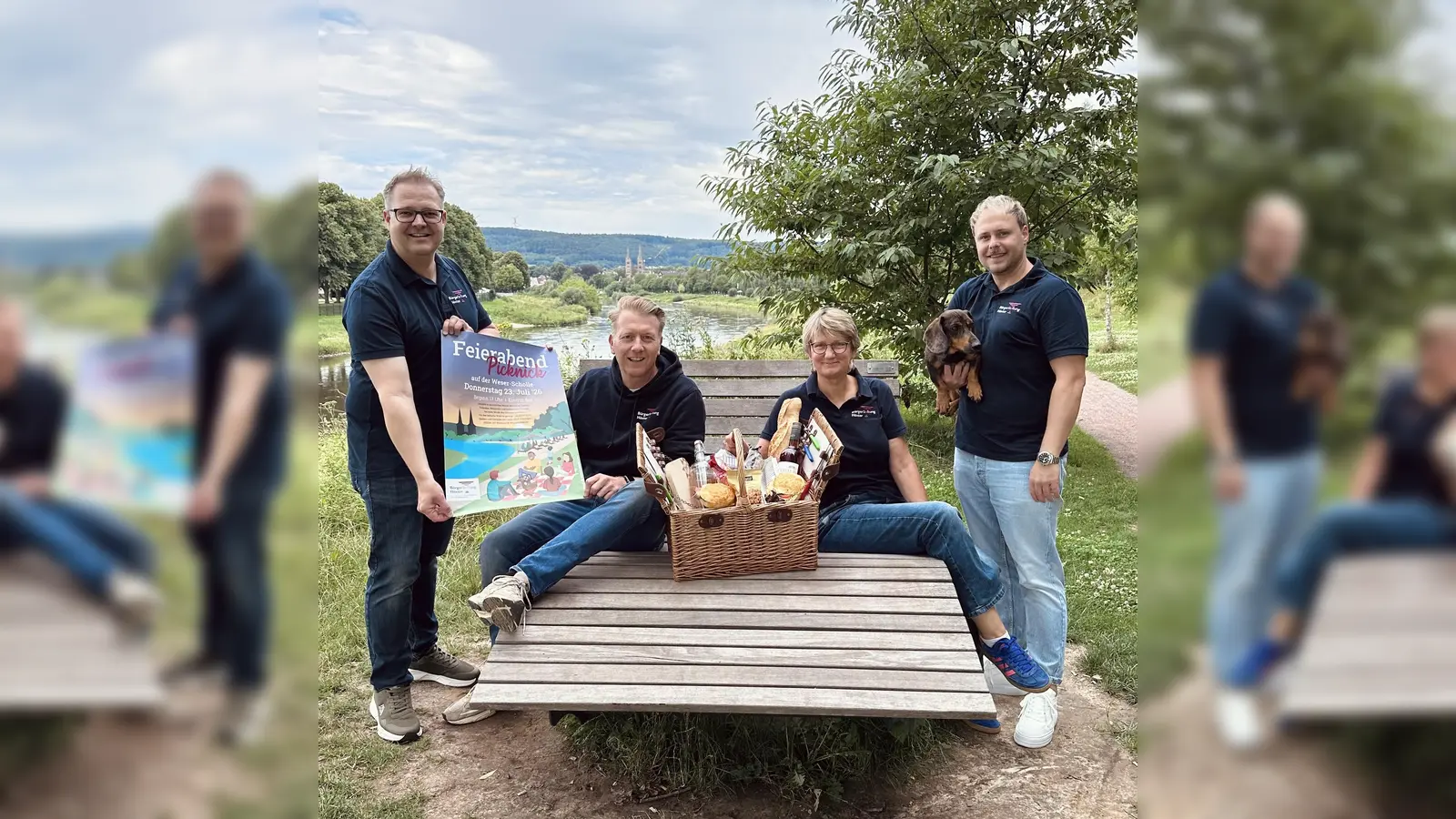 Christoph Missing (Kassenwart), Markus Finger (stellvertretender Vorsitzender,v.l.), Claudia Pelz-Weskamp(Vorsitzende), und Stefan Borgolte (Schriftführer) mit Dackel Lothar freuen sich auf viele Picknickbesucher auf der Weserscholle. (Foto: Bürgerstiftung Höxter)