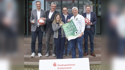 Präsentierten den Spielplan zum diesjährigen S-Cup in Immenhausen (v.li.): Andreas Auerbach (Vorstand Stadtsparkasse), Andreas Güttler (Sparkassen-Versicherung), Katja Jeppe-Mönnich (Marketing Stadtsparkasse), Lars Obermann (Bürgermeister Immenhausen), Christian Reiser (Vorsitzender TSV Immenhausen) und Ralf Patock (Vorstandsvorsitzender Stadtsparkasse). (Foto: Stefan Bönning)