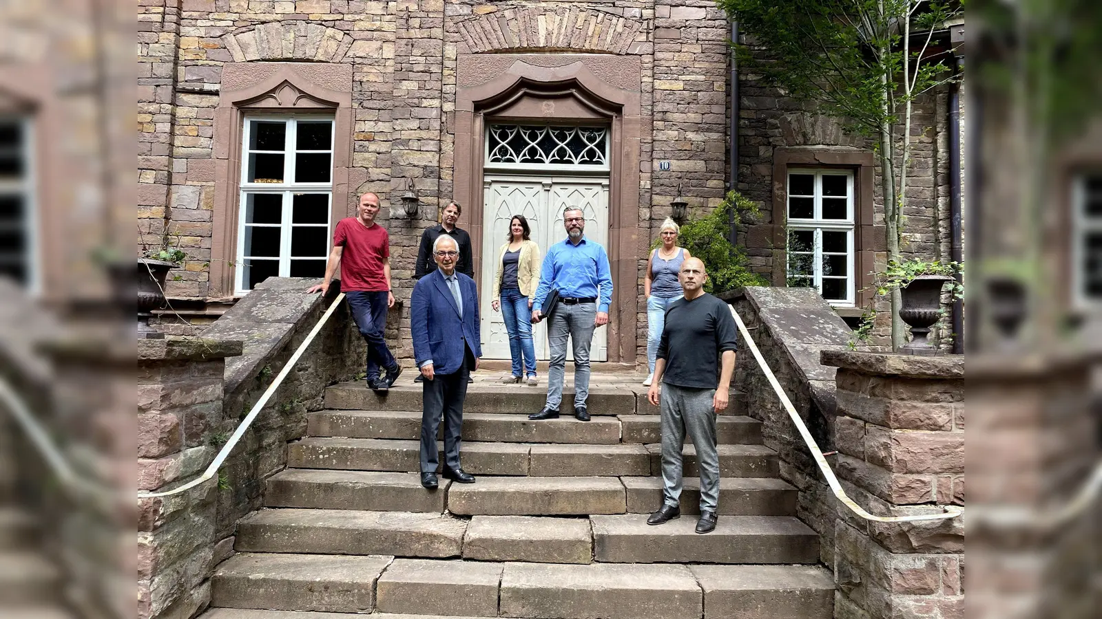 Vertreter des Vorstandes der Bürgerinitiative Atomfreies 3-Ländereck e.V. haben sich zu einem Gespräch mit Prof. Dr. Klaus Töpfer auf der Burg Herstelle getroffen: (v.l.) Hubertus Hartmann, Prof. Dr. Klaus Töpfer (vorn), Heinrich Wenisch, Edith Götz, Dirk Wilhelm, Petra Sporbeck-Hörning und Prof. Dr. Dr. Martin Hörning. (Foto: Foto: privat)
