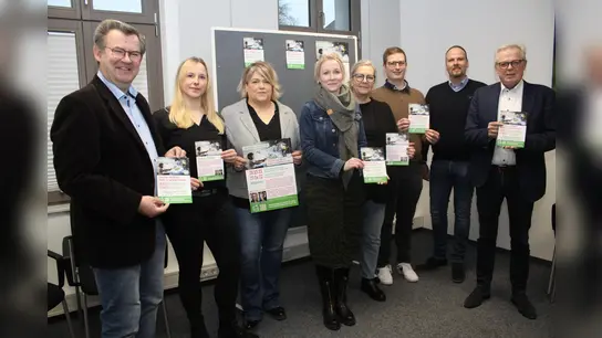 Vorfreude auf die Fachtage in Brakel und Höxter (v.l.): Christian Rodemeyer (Abteilungsleiter Kinder, Jugend und Familie), Ulrike Schmidt (Fachberatung Kita beim Kreis Höxter), Katharina Sinn (Fachberatung Kindertagespflege), Christina Westermeier (Fachberatung Kindertagespflege), Stephanie Werk-Ferber (Fachberatung Kindertagespflege), Michael Schabedoth (Fachabteilung Integration und Bildung), Dominic Gehle (Abteilungsleiter Bildung und Integration beim Kreis Höxter) und Kreisdirektor Klaus Schumacher. (Foto: Kreis Höxter)