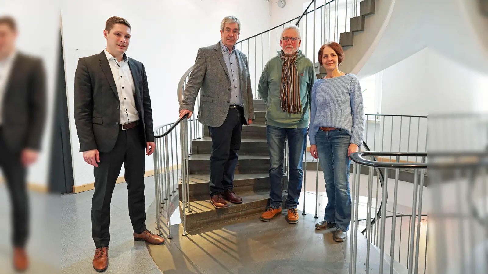 Christof Mühling (EAM) überreichte die Spende an Rudolf Mönikes und Karin Schell vom Förderverein. In der Mitte Bürgermeister Hermann Temme. (Foto: privat)
