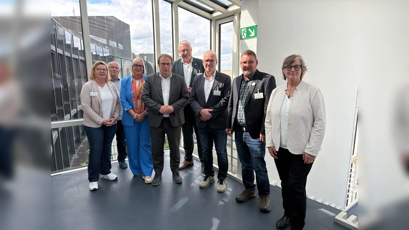 Übergabe der Resolution der Stadt Höxter im Landtag Nordrhein-Westfalen. Vertreterinnen und Vertreter aus Rat und Verwaltung sind dafür nach Düsseldorf gefahren: (v.l.) Simone Kube (BFH), Josef Schlüter (Bündnis 90/Die Grünen), Baudezernentin Julia Gogrewe, Verkehrsminister Oliver Krischer, Bürgermeister Daniel Hartmann, Günter Wittmann (SPD), Falk Wennemann (FBI) sowie Norika Creuzmann, Landtagsabgeordnete von Bündnis 90/Die Grünen aus Paderborn. (Foto: Stadt Höxter)