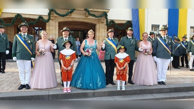 Schützenkönigin Sonja Mannott, Königinnengemahl Piet Mannott, Hofdame Petra Tsigkerliotis (links), Hofherr Niko Tsigkerliotis, Hofdame Yvonne Wüllner (rechts), Hofherr Frank Wüllner, Adjutant Daniel Schöning (ganz links) und Adjutant Jan Pascal Haxter (ganz rechts) (Foto: privat)