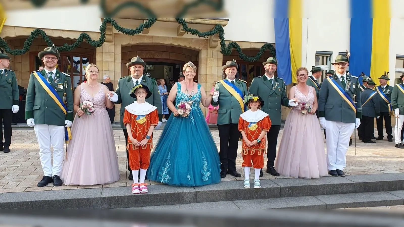 Schützenkönigin Sonja Mannott, Königinnengemahl Piet Mannott, Hofdame Petra Tsigkerliotis (links), Hofherr Niko Tsigkerliotis, Hofdame Yvonne Wüllner (rechts), Hofherr Frank Wüllner, Adjutant Daniel Schöning (ganz links) und Adjutant Jan Pascal Haxter (ganz rechts) (Foto: privat)