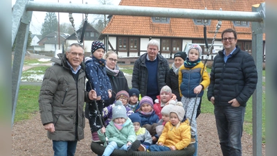 Landrat Andreas Siebert, Peter Nissen (Servicezentrum Regionalentwicklung), Bürgermeister Cornelius Turrey und in der Mitte eine Gruppe der Kindertagesstätte „Rasselbande“ mit ihren Betreuerinnen.  (Foto: Landkreis Kassel)