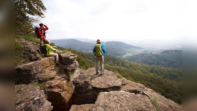 Der Ausblick von den Hohenstein-Klippen lässt sich wunderbar bei einer Wanderung im Weserbergland genießen. (Foto: Weserbergland Tourismus e.V.)