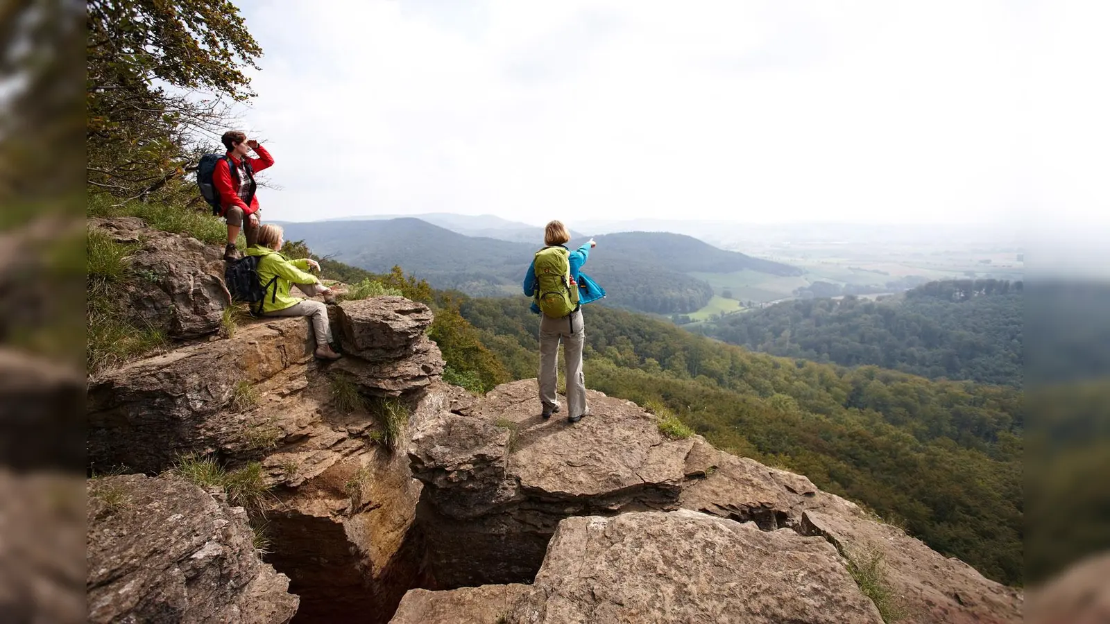 Der Ausblick von den Hohenstein-Klippen lässt sich wunderbar bei einer Wanderung im Weserbergland genießen. (Foto: Weserbergland Tourismus e.V.)