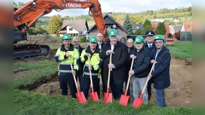 Beim symbolischen ersten Spatenstich packten gemeinsam zu: (h.v. l.) Heinz-Georg Schregel von der Baufirma Stumpe, Planer Wilhelm Luft, Geschäftsführer Uwe Stumpe, Wehrführer Jürgen Schmits sowie (v.v.l.) Löschgruppenführer Stefan Steiner mit seinem Stellvertreter Jan Debus, , Bürgermeister Daniel Hartmann, Architekt Werner Schmidt und Dezernent Stefan Fellmann. (Foto: Stadt Höxter)