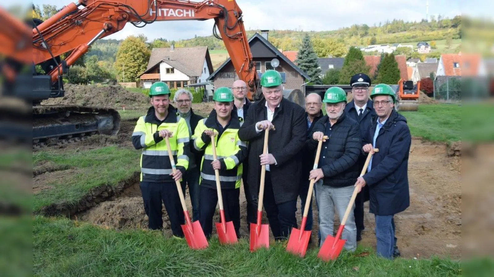 Beim symbolischen ersten Spatenstich packten gemeinsam zu: (h.v. l.) Heinz-Georg Schregel von der Baufirma Stumpe, Planer Wilhelm Luft, Geschäftsführer Uwe Stumpe, Wehrführer Jürgen Schmits sowie (v.v.l.) Löschgruppenführer Stefan Steiner mit seinem Stellvertreter Jan Debus, , Bürgermeister Daniel Hartmann, Architekt Werner Schmidt und Dezernent Stefan Fellmann. (Foto: Stadt Höxter)