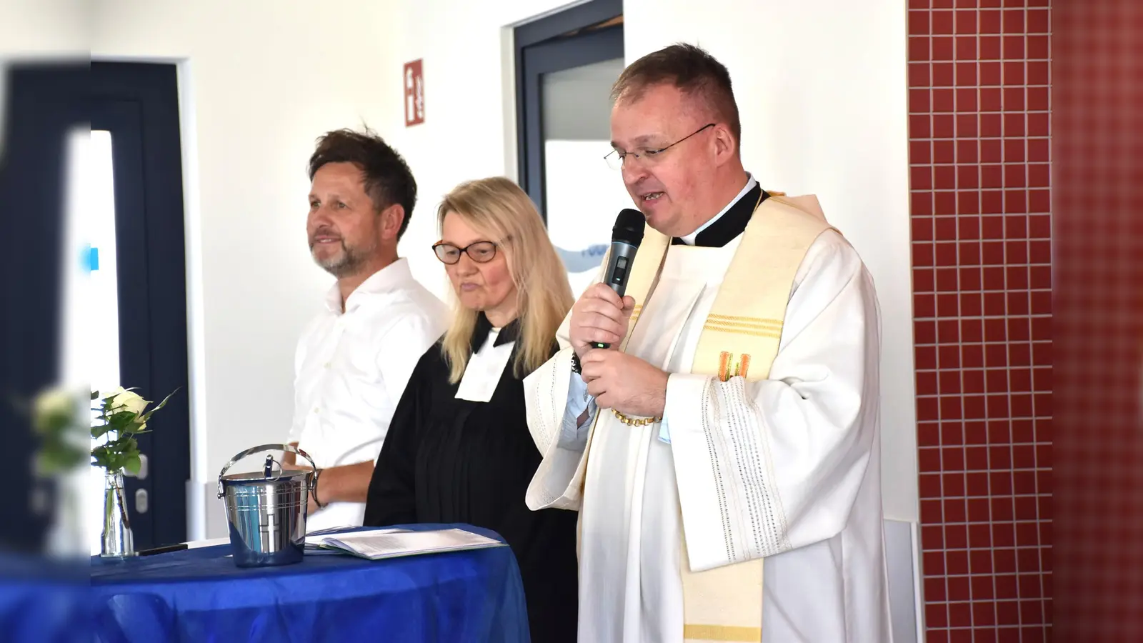 Pfarrerin Christiane Zina und Pastor Stephan Massolle hielten eine Kurzandacht und segneten das Hallenbad. (Foto: Barbara Siebrecht)