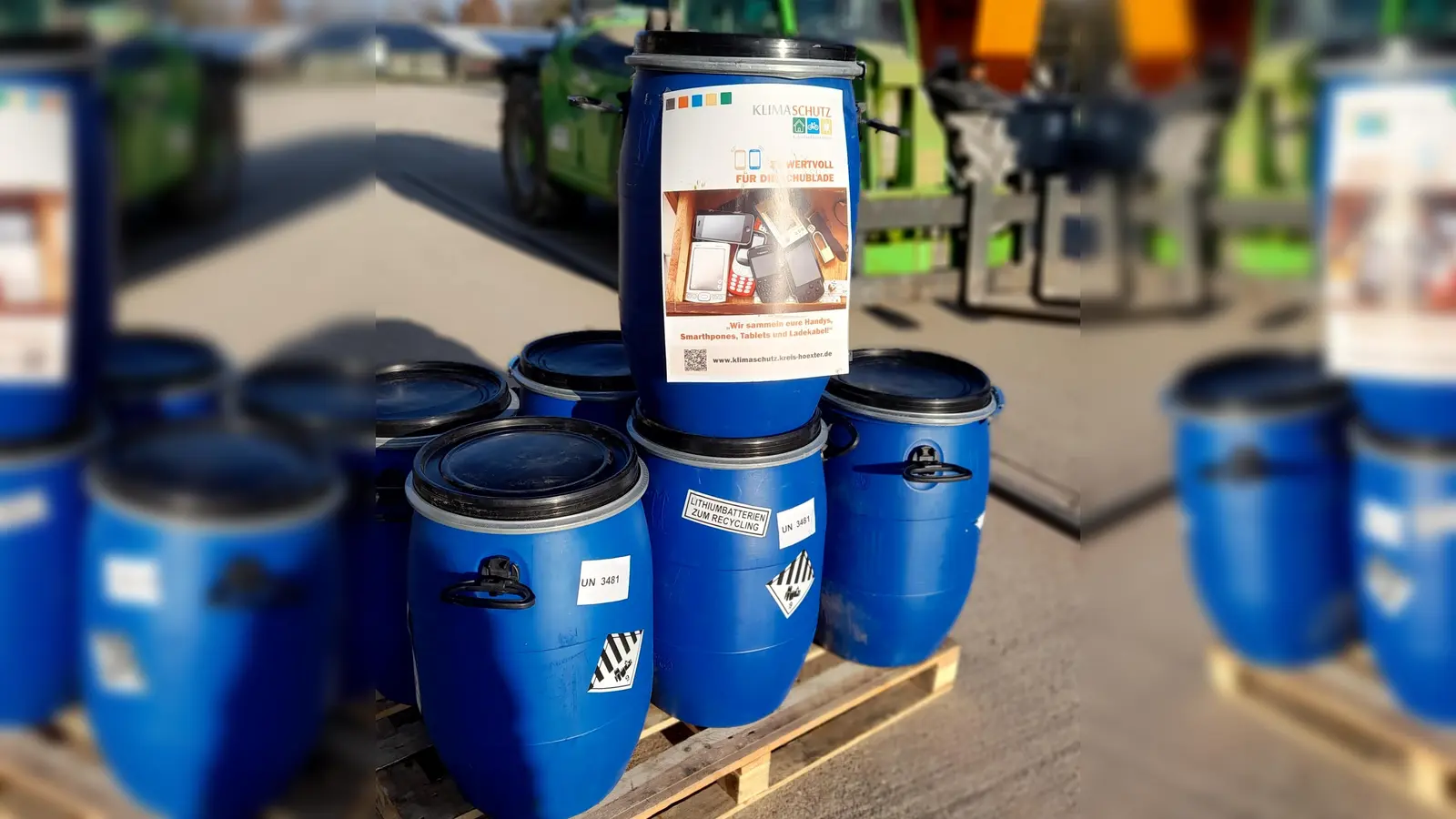 Die Fässer sind randvoll gefüllt: 181 Kilogramm Material in Form von ausgedienten Handys, Smartphones, Tablets und Ladekabeln haben die Schülerinnen und Schüler aus 29 Schulen an einen Entsorgungsfachbetrieb übergeben.  (Foto: Kreis Höxter)