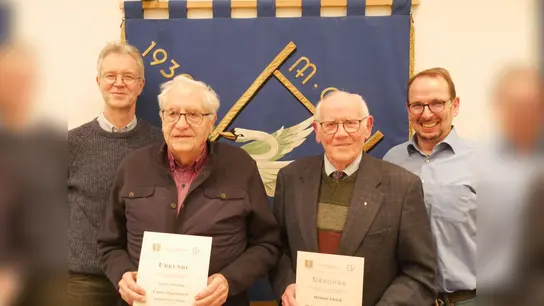Jubilare (v.l.): Dirigent Volker Schrewe, Gustav Schonlau und Helmut Ulrich und Vorsitzender Thorsten Guse. Die weiteren Jubilare waren verhindert.  (Foto: privat)
