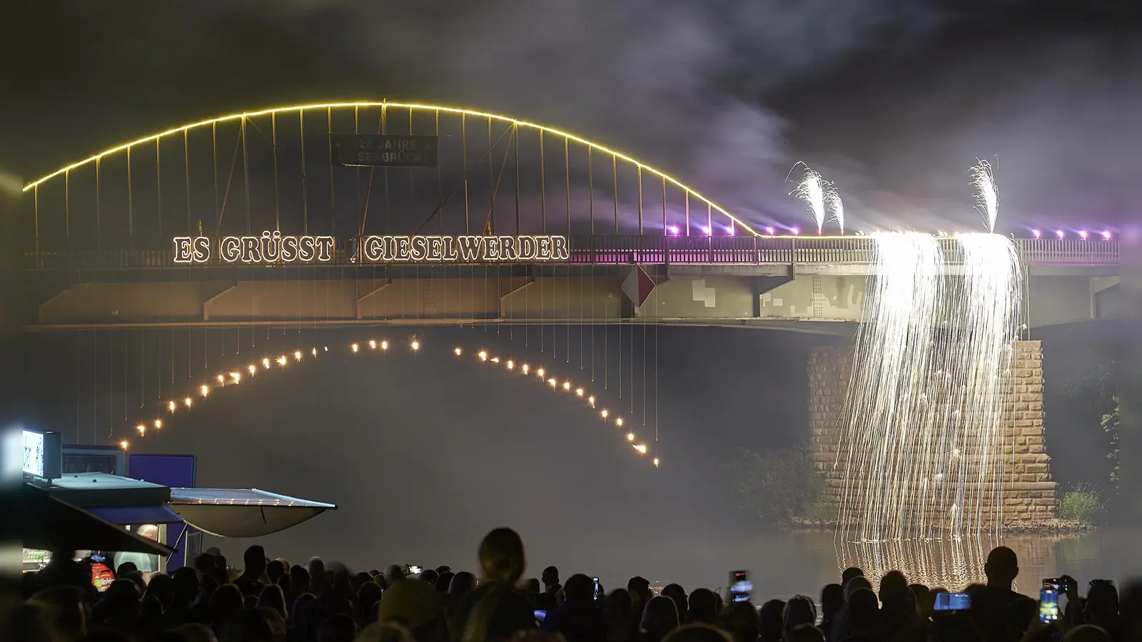 Eine beleuchtete Weserbrücke und ein Funkenwasserfall sind Blickfänge der Weserbeleuchtung in Gieselwerder. (Foto: Stefan Bönning)