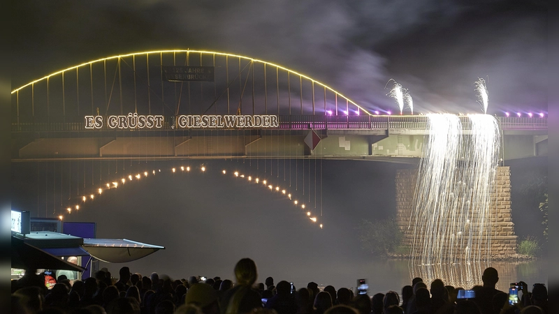 Eine beleuchtete Weserbrücke und ein Funkenwasserfall sind Blickfänge der Weserbeleuchtung in Gieselwerder. (Foto: Stefan Bönning)