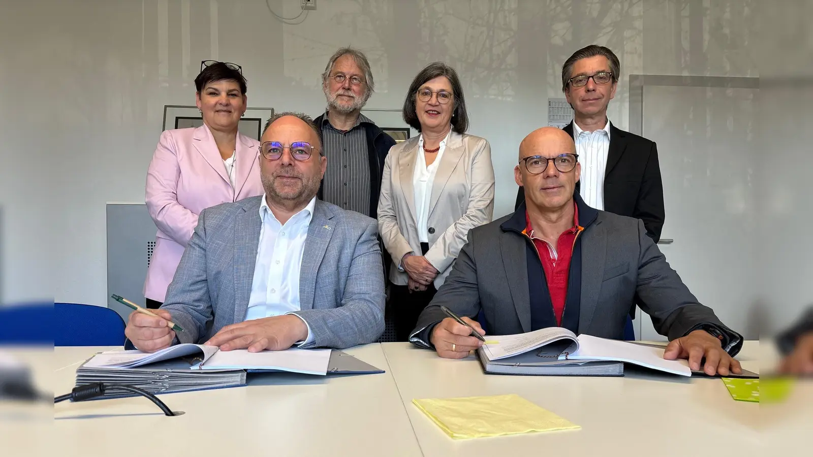 Freuen sich über den Abschluss: Landrat Michael Schünemann (l.) und Mario Böttner (r.) von der Goetel bei der Unterzeichnung im Kreishaus. (V.l.) Nicole Christoph (Wirtschaftsförderung), Michael Karwasz (Kreisentwicklung), Dr. Jutta Klüber-Süßle (Leiterin Kreisentwicklung-Wirtschaftsförderung) und Oliver Reitz haben den Prozess bis zur Unterschriftsreife jahrelang begleitet.  (Foto: Peter Drews/Landkreis Holzminden)