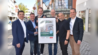 Wollen beim Jubiläumsfirmenlauf den Teilnehmerrekord brechen (v. l.) Andreas Trotz (Vorstand Sparkasse) Uwe Hülkenberg (AOK) Jens Klingemann (Inhaber Modehaus Klingemann), Thomas Pottmeier (AOK), Karten Gonzaga (Sportabteilung Klingemann), und Jörg Albers (Sparkasse).  (Foto: Barbara Siebrecht)