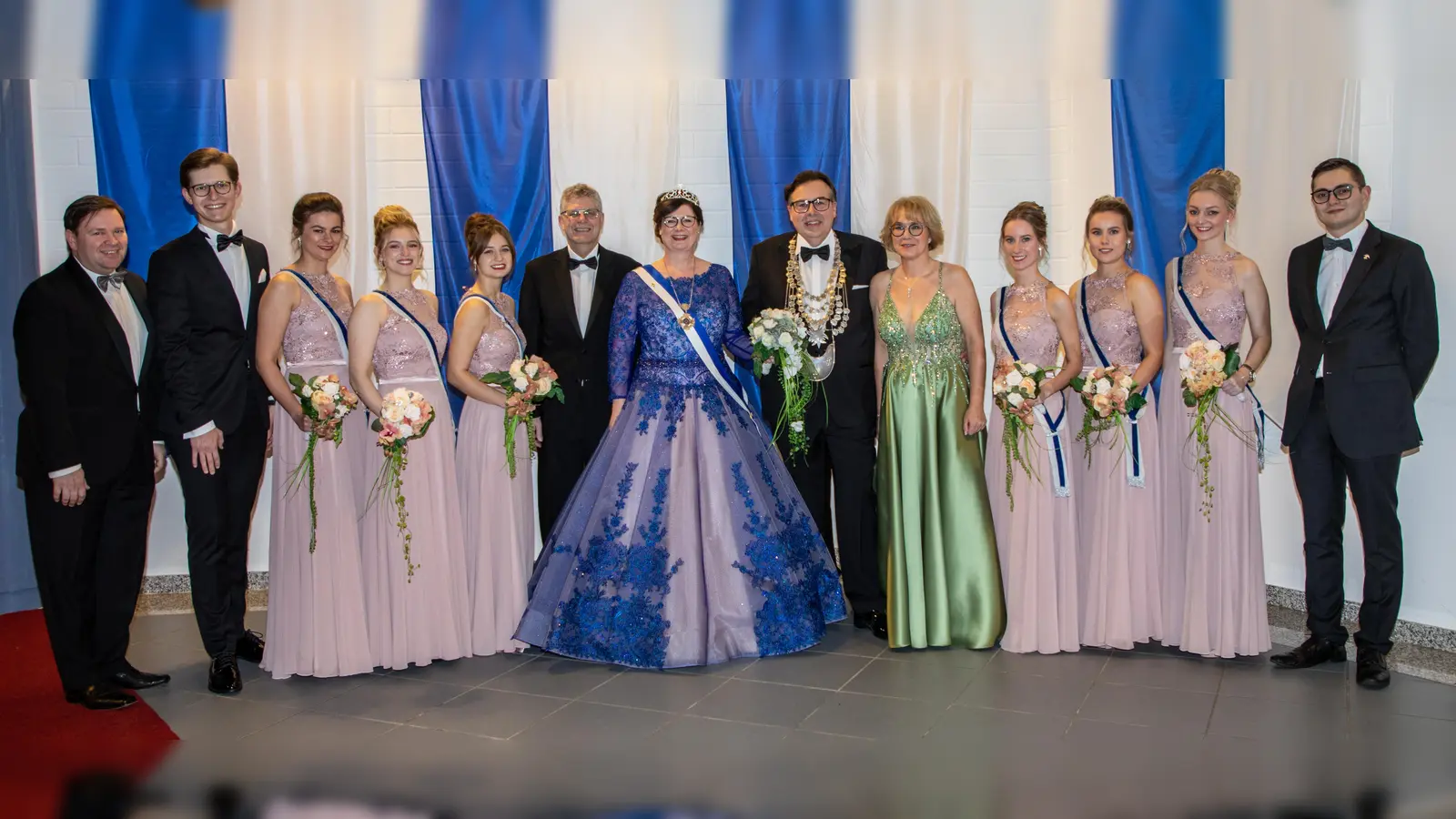 Die Majestäten des Schützenvereins Beverungen mit Ehepartnern, Hofdamen, Königsadjutanten und Thronoffizier. (Foto: Schützenverein Beverungen)