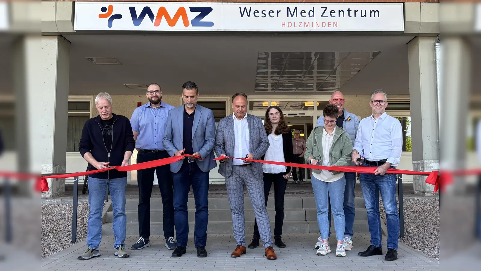 Eröffneten den neuen Eingangsbereich des WeserMedZentrums (v.l.): Jörg Schoppe (Schoppe Metallbau), Michael Marx (Teamleitung Verwaltung und Haustechnik des WeserMedZentrum), Bürgermeister Christian Belke, Landrat Michael Schünemann, Stadtoberrätin Alena Friese, Frederika und Oliver Müller (GoKaWe) und Andreas Nolte (Geschäftsführer Grundstücks- und Gebäudegesellschaft). (Foto: Landkreis Holzminden)
