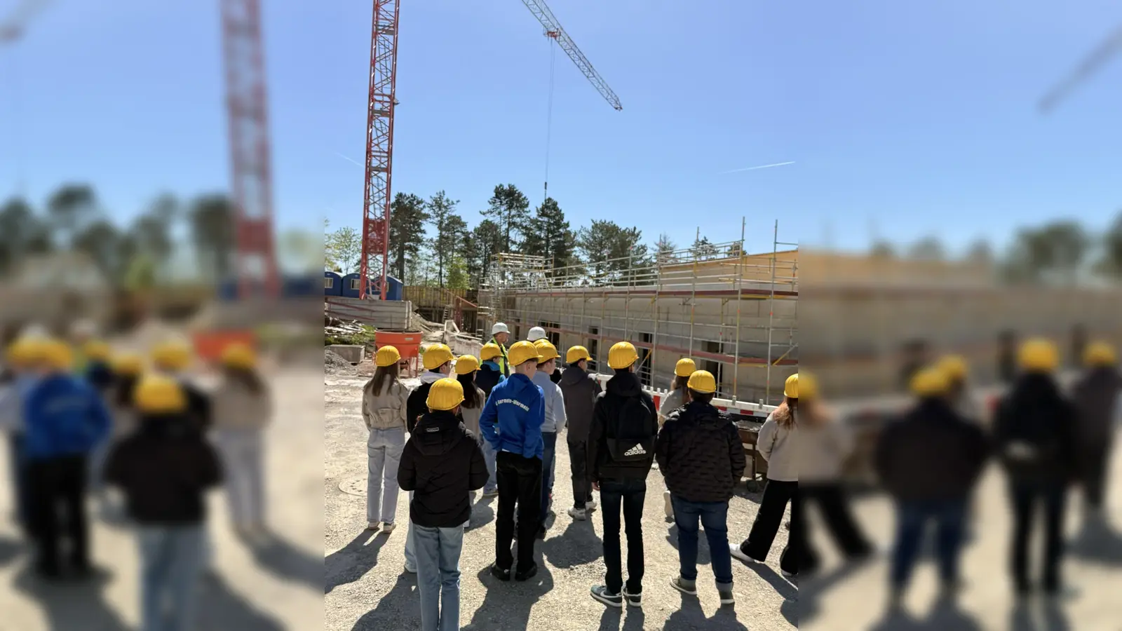 Ausgerüstet mit Bauhelmen ging es auf die Baustelle für das Neue Waldbad. (Foto: Stadt Warburg)