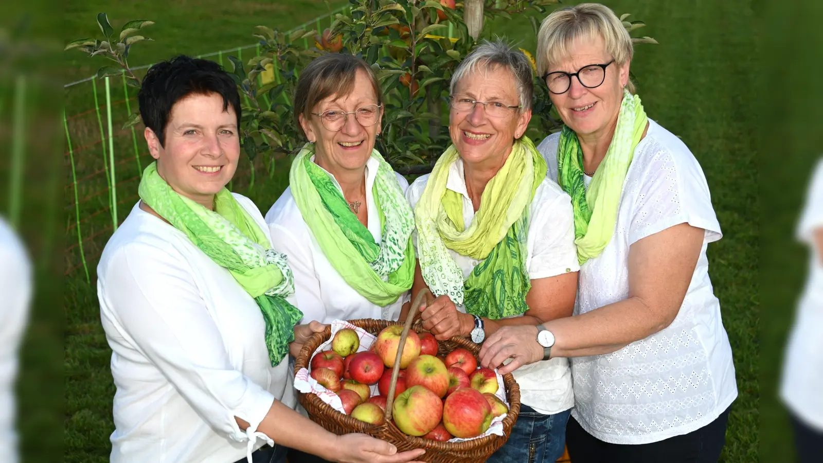 Schmeckt lecker, komm vorbei: „Rund um den Apfel: Ein beliebtes und vielseitiges Obst“ - unter diesem Motto lädt der Landfrauen-Stadtverband Borgentreich ein, von links Rita Schlüter, Ute Lattrich, Monika Aufenanger und Marlene Dierkes. (Foto: Thomas Kube)