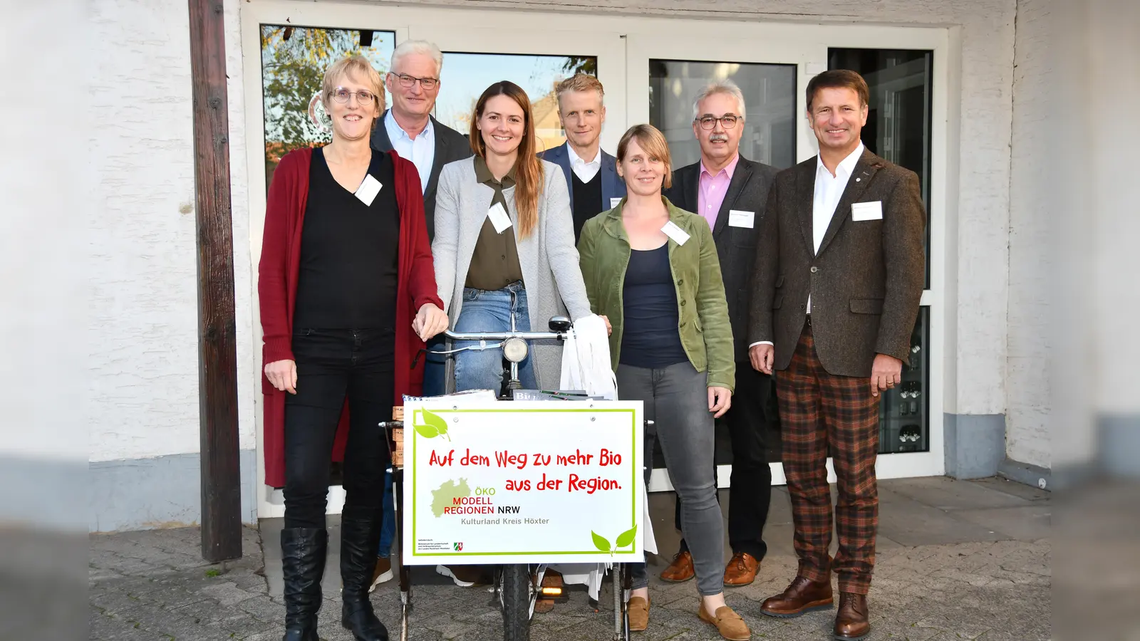Freuten sich über die vielen Teilnehmerinnen und Teilnehmer der Bürgerveranstaltung, die ihre Ideen für die Öko-Modellregion und das geplante Bio-Wertschöpfungszentrum einbrachten (v.l.): Brigitte Hilcher (Vorsitzende der Regionalbewegung NRW), Andreas Engemann (Geschäftsführer vom Biolandhof Engemann), Öko-Modellmanagerin Laura Jäger, Matthias Engemann (Geschäftsführer von M4-Architekten), Dorle Gothe (Vorstand und Geschäftsführerin der Regionalwert AG Rheinland), Willebadessens Bürgermeister Norbert Hofnagel und Landrat Michael Stickeln. (Foto: Kreis Höxter)