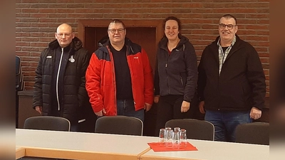Der Vorstand der Dorfgemeinschaf Welda (v. .): Hubert Ashauer, Thomas Multhaupt, Diana Blume und Holger Sprenger. (Foto: Dorfgemeinschaft Welda / privat)