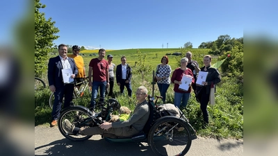 Sieger und Unterstützer des Stadtradelns 2023 um den Sieger-Baum (v. l.): Kai Hofmeyer (Stadtrat sowie SPD-Ortsvereinsvorsitzender, 3. Platz Team), Kilian Purbst (Sieger Einzel 2022), Ingo Kuhlmey (SPD-Fraktionsvorsitzender sowie Neuer Koordinator), Judith Sommer (Stadtverordnete sowie Spenderin des Sieger-Baumes), Lars Obermann (Bürgermeister), Steffen Scharnagl (1. Platz Einzel), Ute Krug (Erste Stadträtin), Martina Knoll (3. Platz Einzel), Wolfgang Rüdiger (Stadtrat, der den Sieger-Baum gepflanzt hat) und Nicole Grommek (Lungenfachklinik, 1. Platz Team). (Foto: privat)