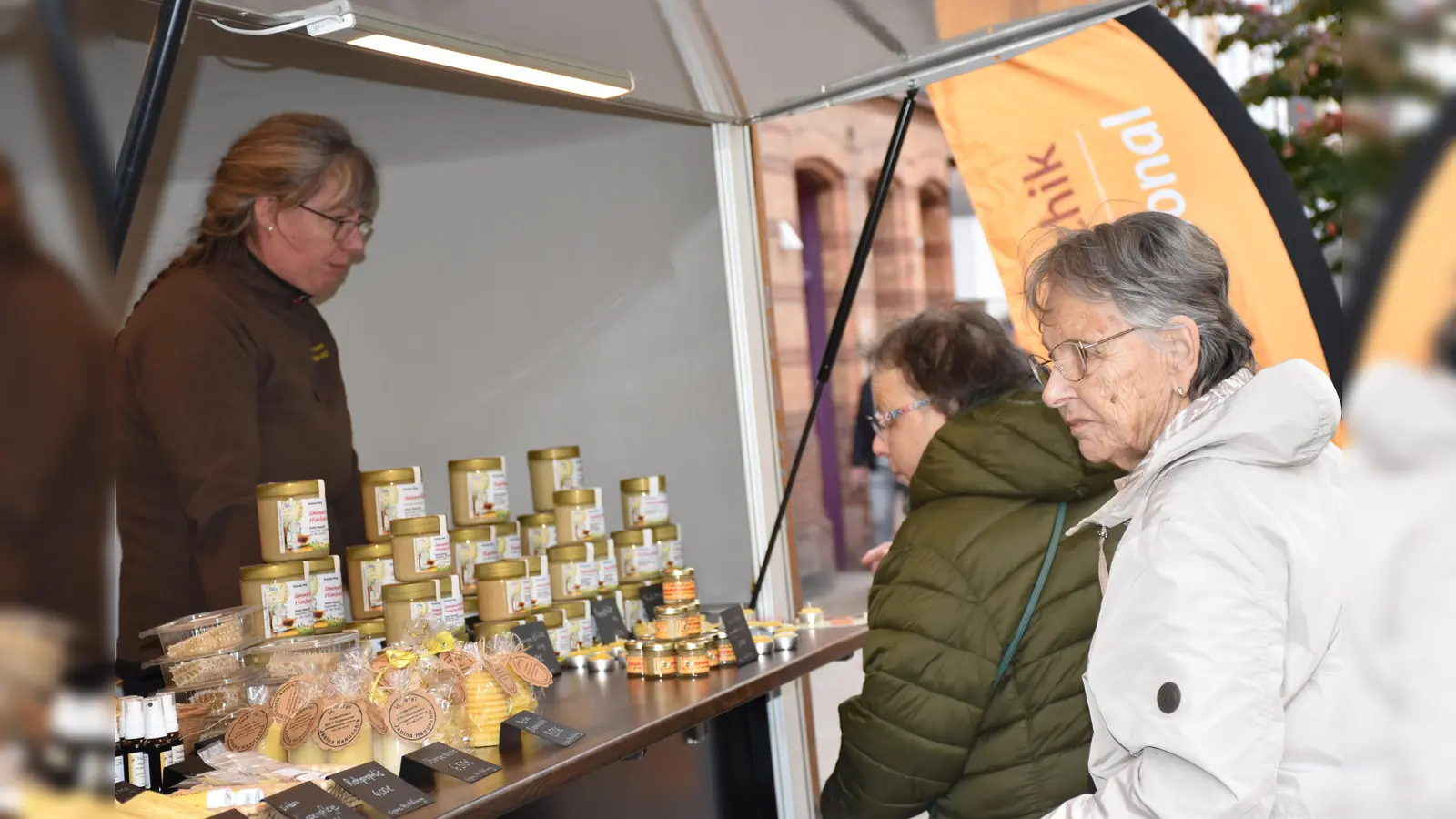 Regional erzeugter Honig wurde beim Herbstglühen angeboten.  (Foto: Barbara Siebrecht)