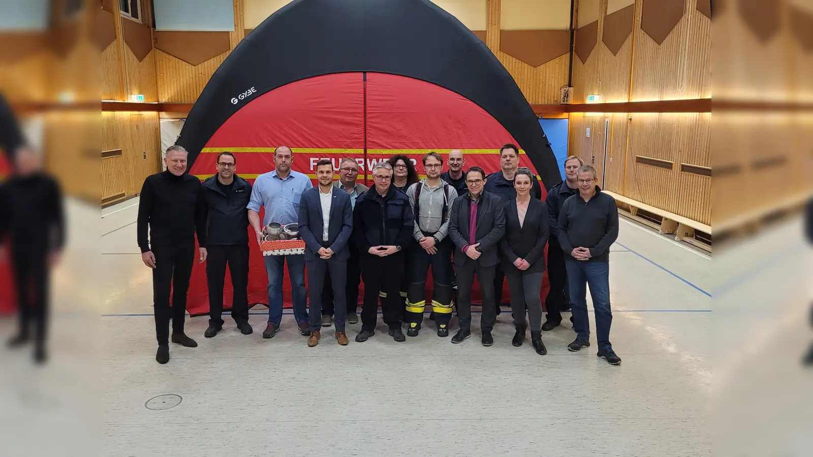 Michael Finken, Fa. Wuttig, Martin Trott, Vorsitzender Feuerwehr Holzhausen, Holger Lattrich, Maschinenring Kassel, Nick Dippel, Fa. sera, Diethelm Robrecht, Stadtrat, Martin Möhle, Wehrführer Feuerwehr Mariendorf, Petra Reubert, stellv. Stadtbrandinspektorin, David de Glimes, stellv. Wehrführer Immenhausen, Heiko Reuse, Stadtbrandinspektor, Lars Obermann, Bürgermeister, Andreas Lange, Wehrführer Feuerwehr Holzhausen, Carina Grey, Fa. Mewa, Manuel Tanz, stellv. Wehrführer Feuerwehr Holzhausen, Lutz Mehlhorn, Fa. la vida (Foto: Stadt Immenhausen)