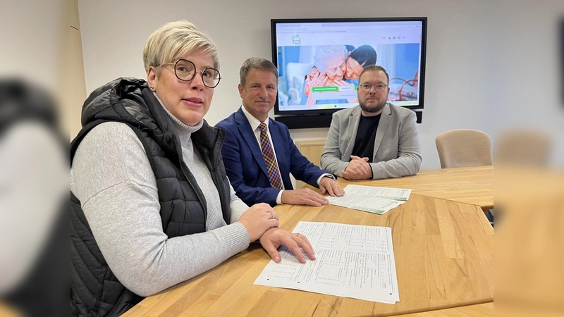 Rund 5.000 Personen über 65 Jahren finden in den kommenden Wochen einen Fragebogen im Briefkasten. Um Mithilfe bitten Landrat Michael Stickeln (Mitte), Anja Lücke (Leiterin der Abteilung Alter, Pflege und Heimaufsicht) und Benny Baron (Abteilung Alter, Pflege und Heimaufsicht). (Foto: Kreis Höxter)