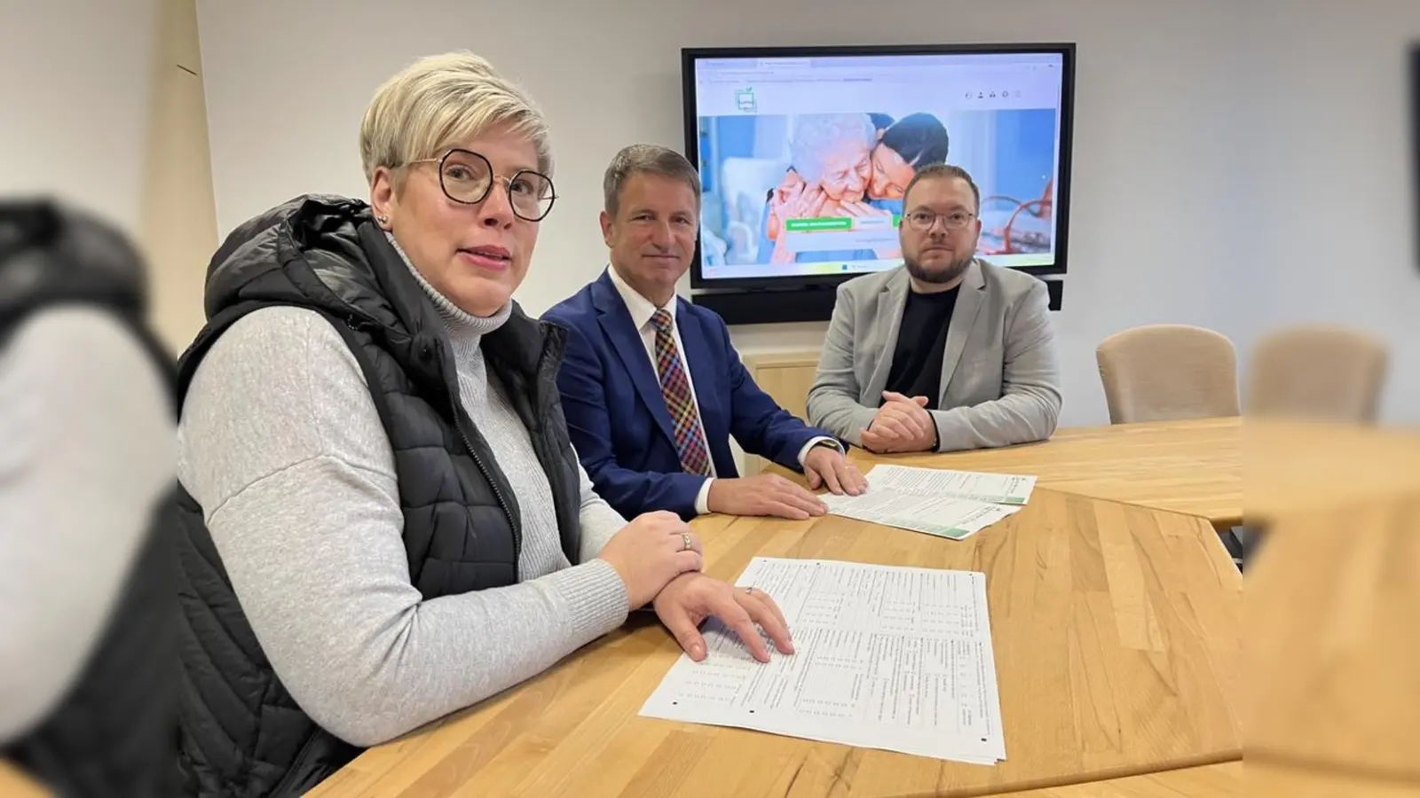 Rund 5.000 Personen über 65 Jahren finden in den kommenden Wochen einen Fragebogen im Briefkasten. Um Mithilfe bitten Landrat Michael Stickeln (Mitte), Anja Lücke (Leiterin der Abteilung Alter, Pflege und Heimaufsicht) und Benny Baron (Abteilung Alter, Pflege und Heimaufsicht). (Foto: Kreis Höxter)