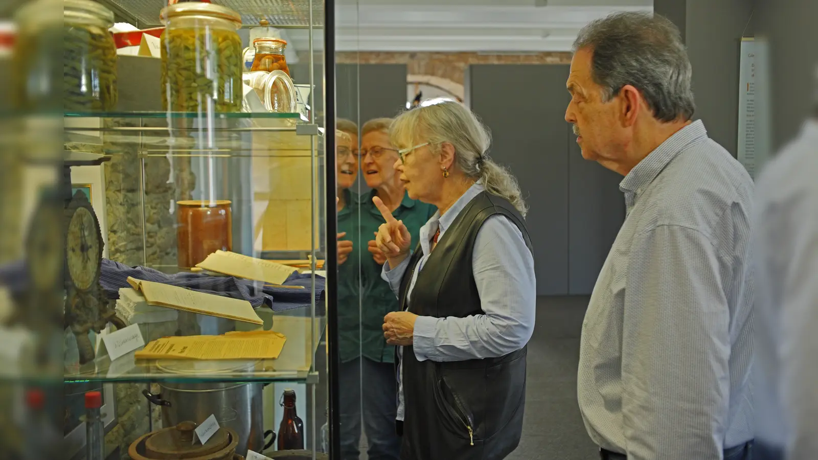 Marita Liebe, Leiterin des Heimatmuseums im Schloss, erläutert Interessierten ein altes Essiggurkenrezept. (Foto: Heimatmuseum im Schloss)