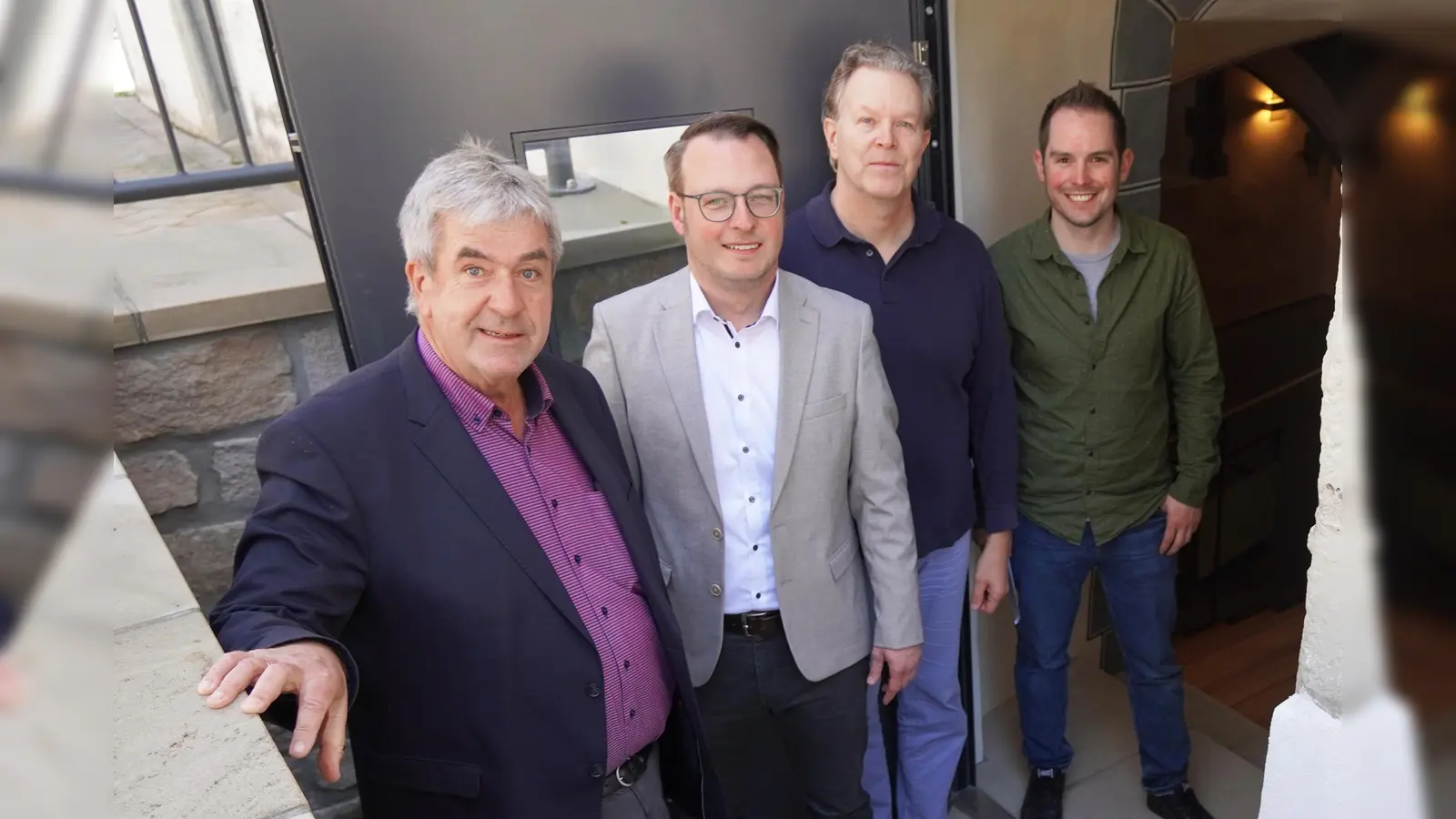 Bürgermeister Hermann Temme (von links), sein Allgemeiner Vertreter Alexander Kleinschmidt, Bernd Bohnenberg (Denkmalschutz) und Lucas Luedecke (Gebäudemanagement) an der neuen Außentür des renovierten Ratskellers. (Foto: Stadt Brakel)