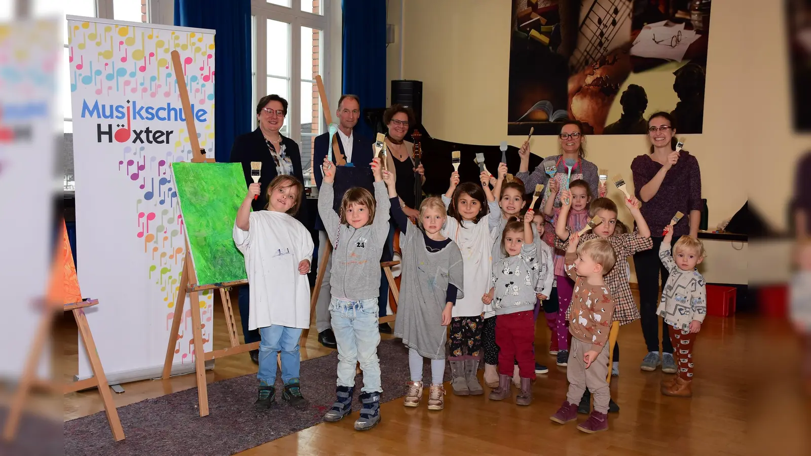 Freuen sich auf eine spannende Abschlusspräsentation (v. l.): Klaudia Knapp (Musikschule Höxter), Prof. Dr. Burkhard&nbsp;Wrenger&nbsp;(Rotary-Club Höxter), Jutta Quadflieg (Förderverein der Musikschule Höxter e. V.), Kristina Mengersen und Anina Dohrmann (beide Musikschule Höxter). (Foto: Stadt Höxter/Musikschule Höxter)