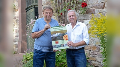 Detlef Schiweck (2. Vors. HMV Helmarshausen) und Manfred Schwellies (Berufsfotograf) stellten den Kalender zusammen.  (Foto: Heimatverein M. Schwellies)